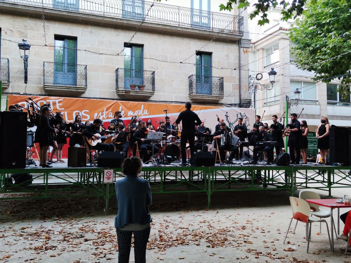 Actuación de Os Coribantes de Buchabade no ciclo 'Noites de terraza' 