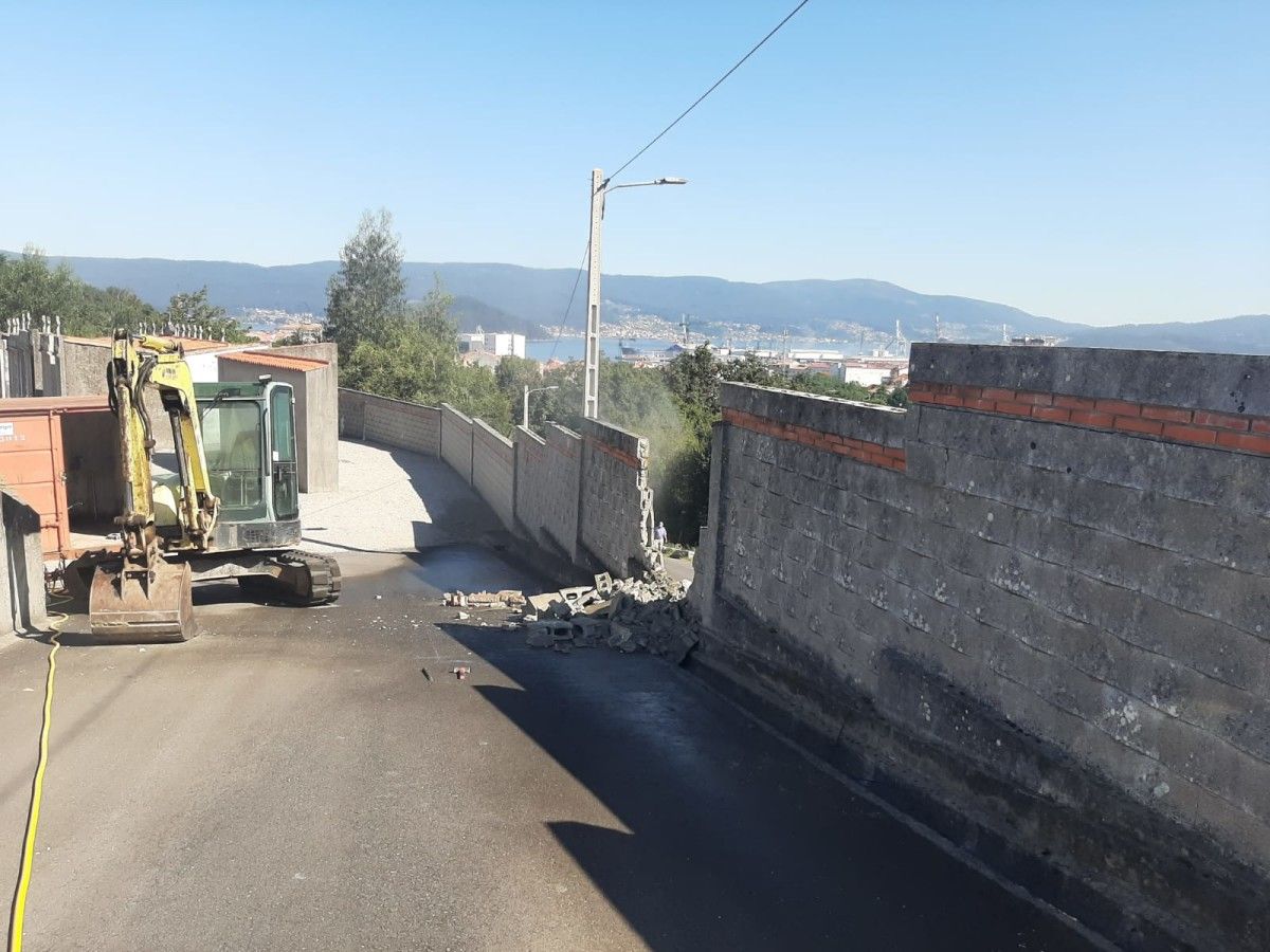 Obras do novo acceso ao cemiterio da Raña en Marín