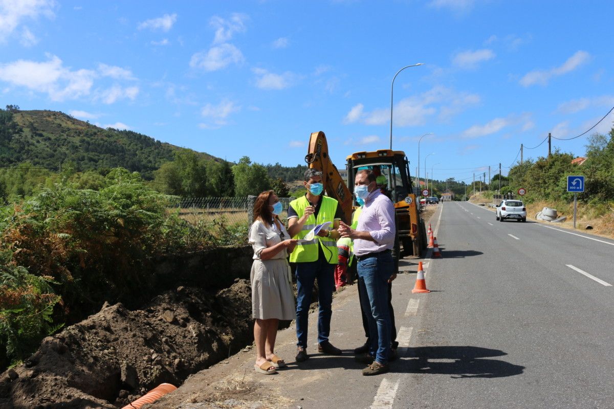 Visita a las obras de una nueva senda peatonal en Cerdedo-Cotobade