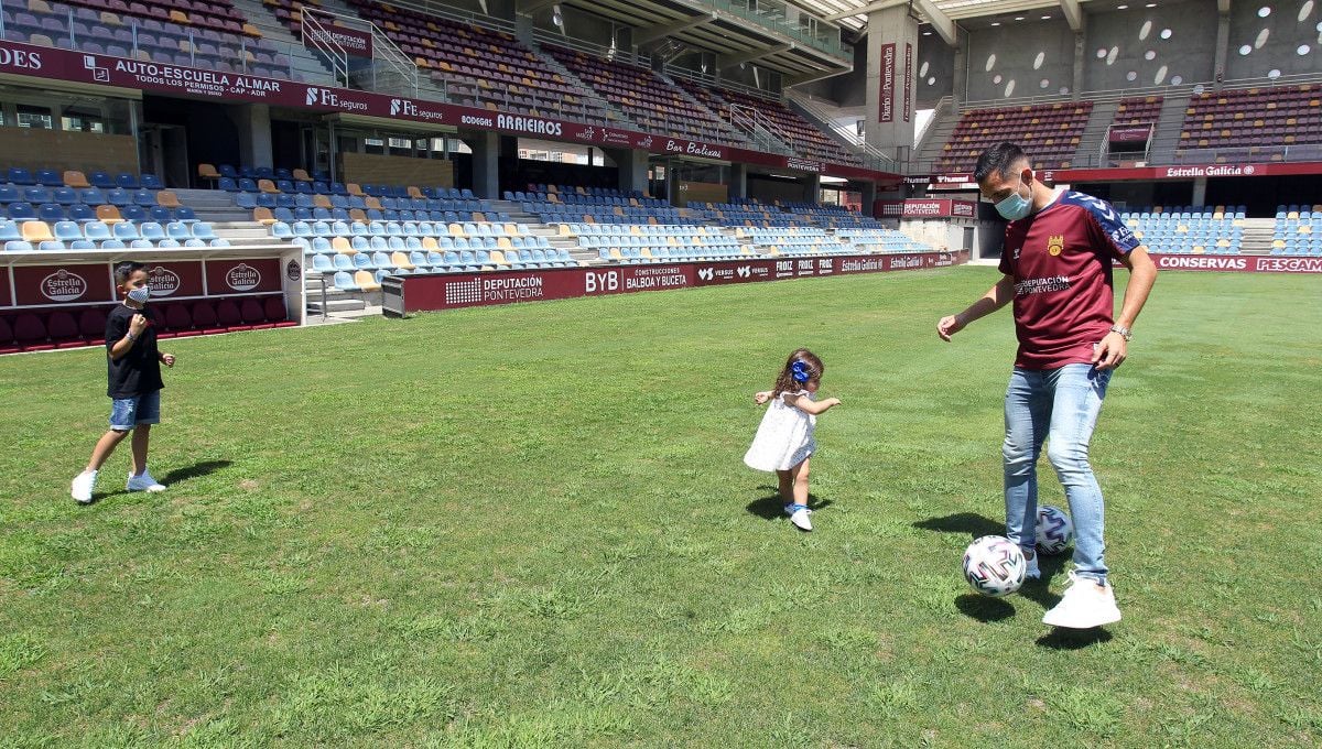 Charles juega con sus hijos en su presentación como jugador del Pontevedra