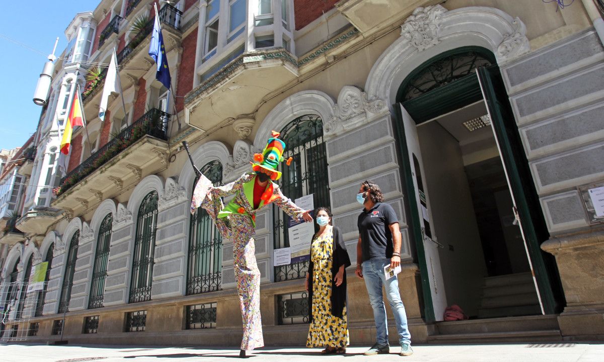 La concejal Carme da Silva y Serxio Rodríguez de Troula en la presentación de 'A rebulir!' 