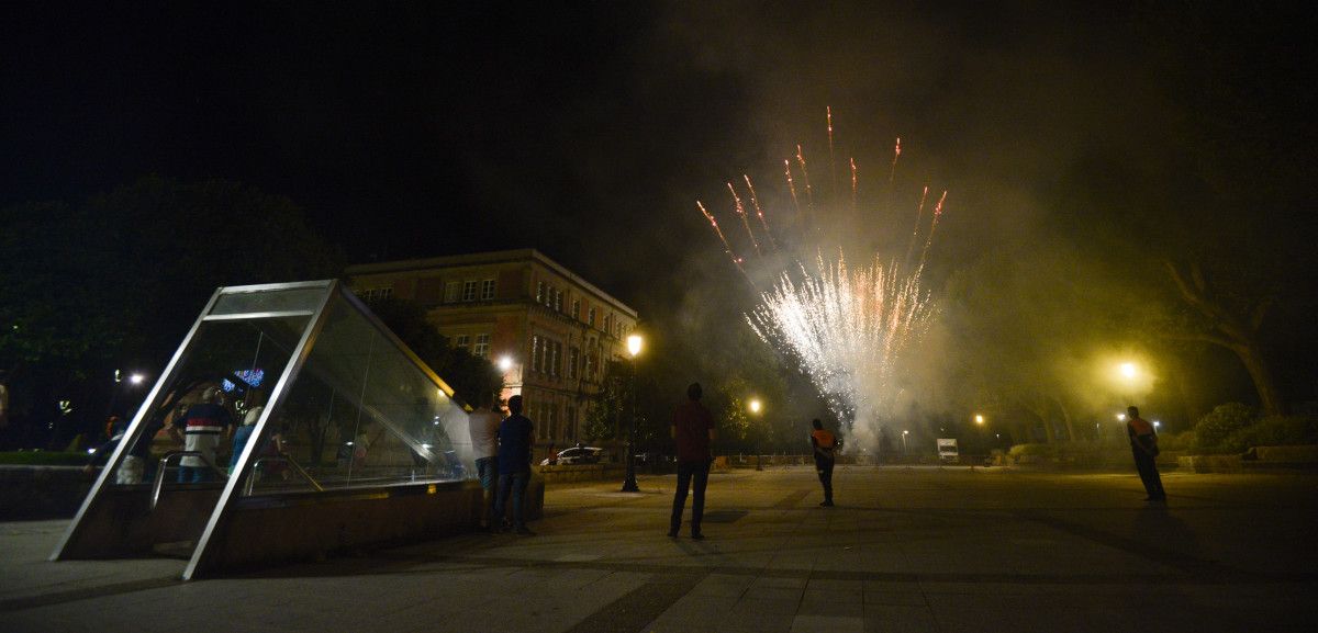 Fogos de artificio sorpresa no paseo de Montero Ríos