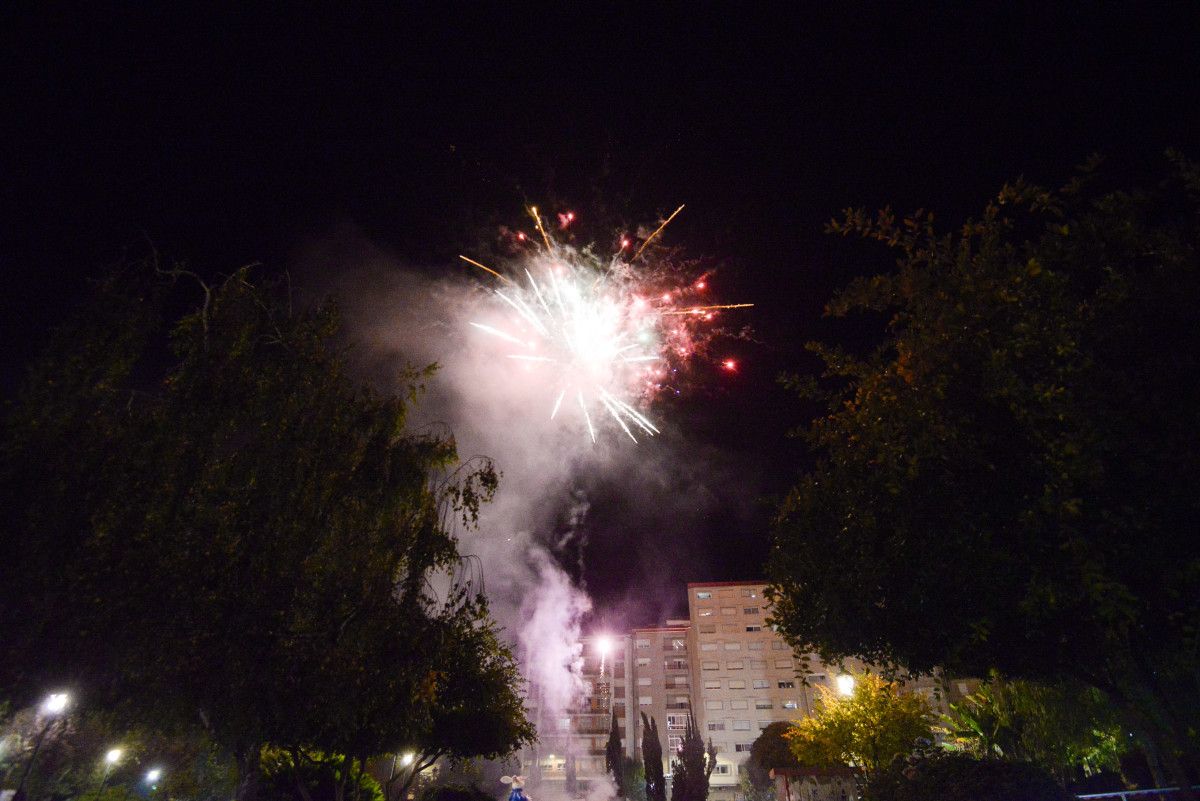 Fogos de artificio sorpresa na praza de Barcelos