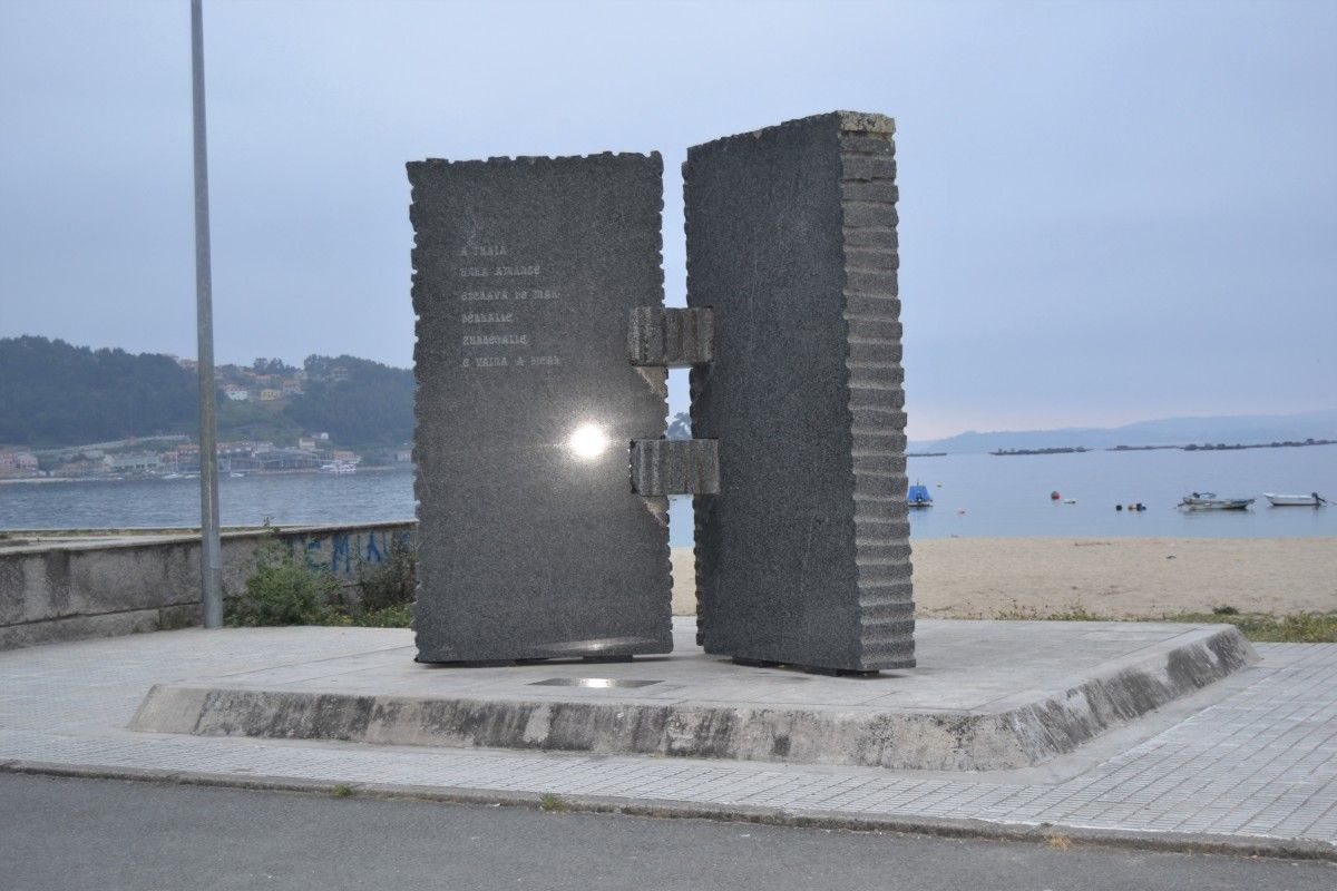 Monumento en homenaje a Johán Carballeira en las inmediaciones de la playa de la Banda do Río