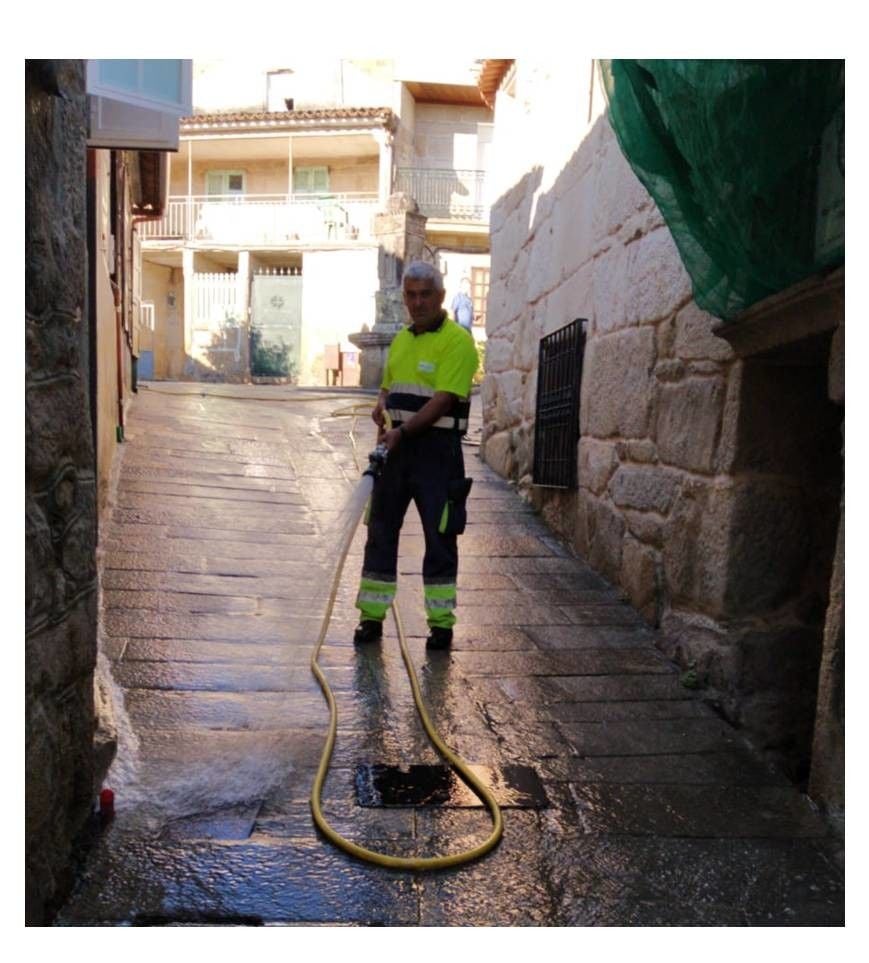 Tareas de limpieza en el casco histórico de Combarro