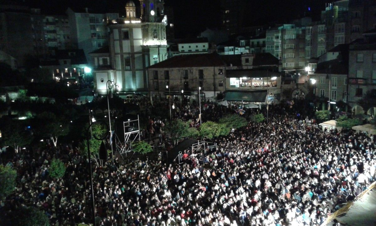 Público asistente al espectáculo de inauguración de la Feira Franca