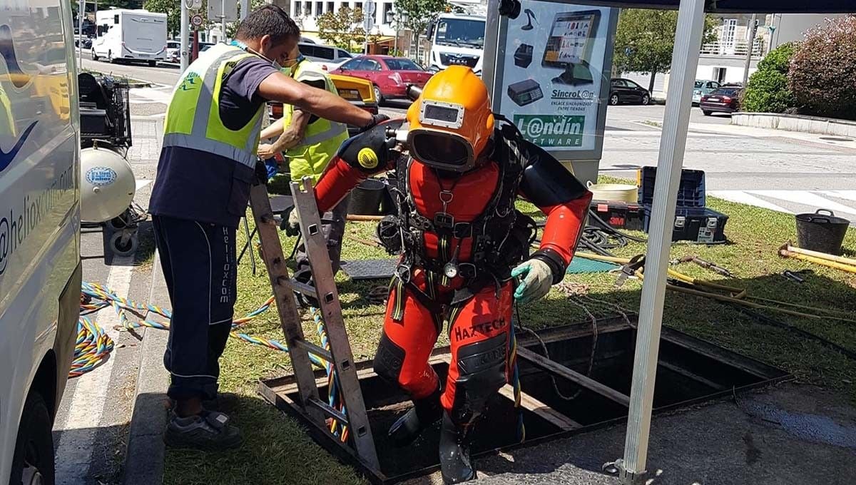 Uno de los buzos que trabaja en la galería de servicios de Beiramar