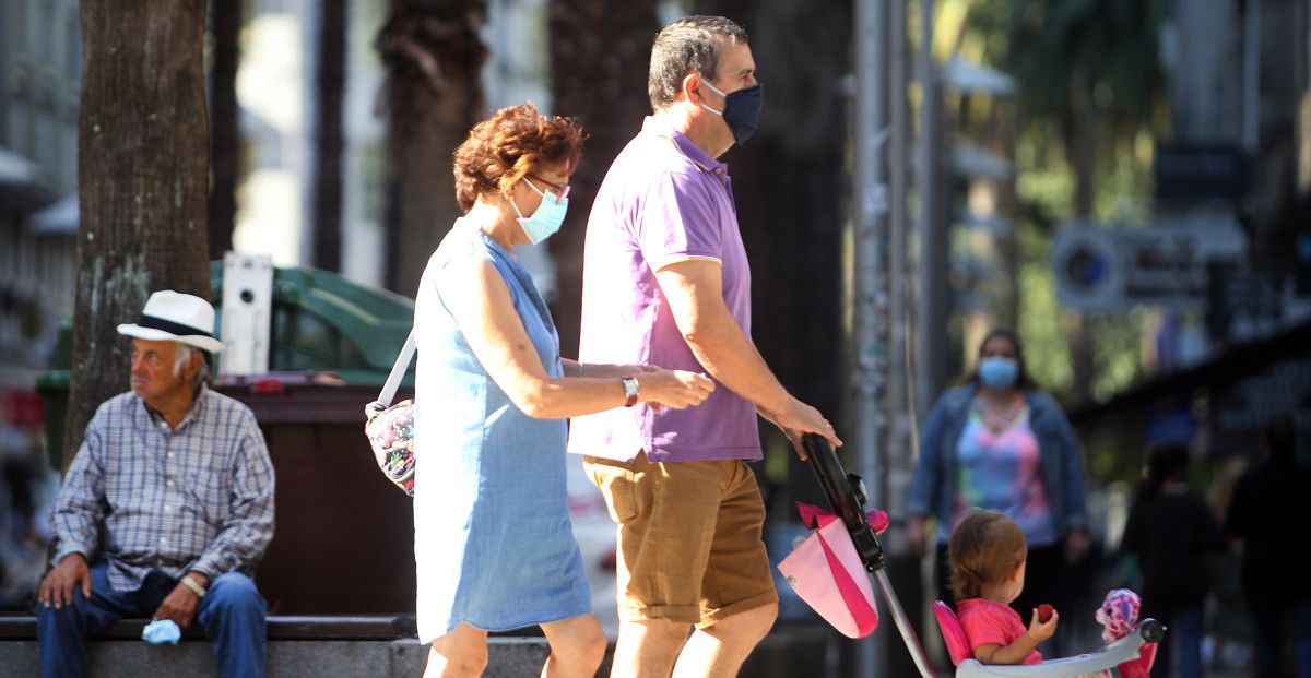 Gente paseando con mascarillas por Pontevedra