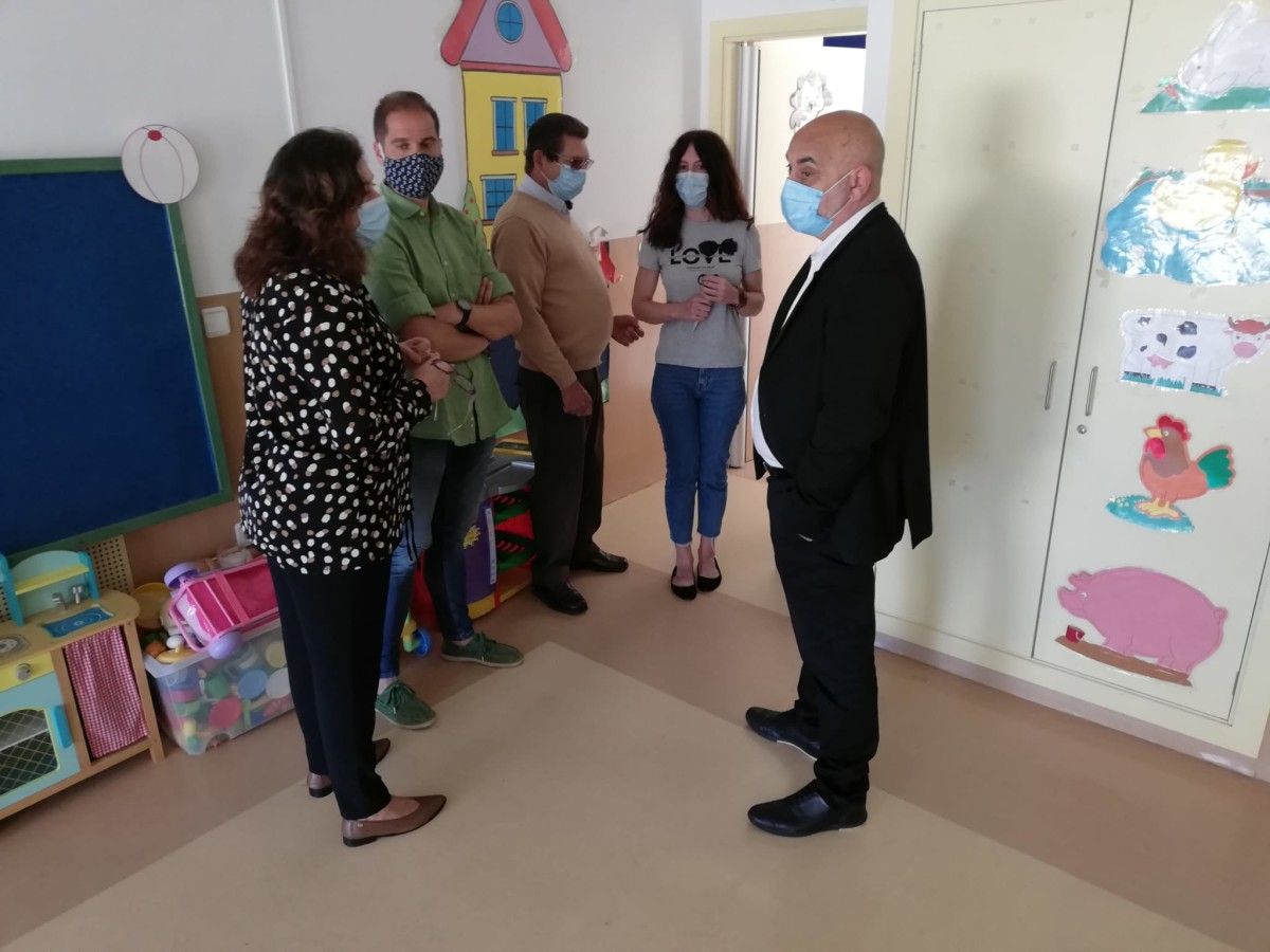 Visita del concelleiro de Educación, Tino Fernández, a una escuela infantil de Pontevedra