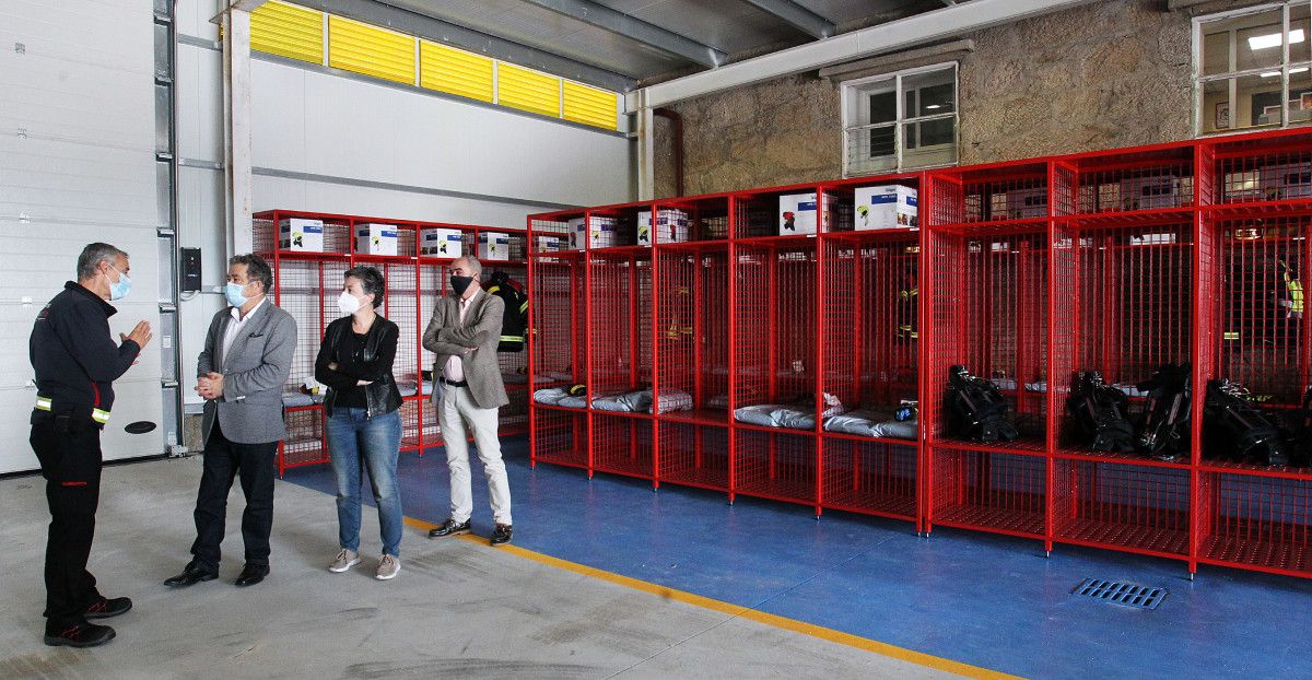 Visita del alcalde de Pontevedra, Miguel Anxo Fernández Lores, al parque de bomberos