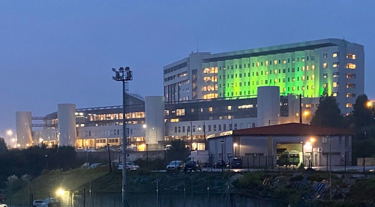 Hospital Montecelo iluminado de verde