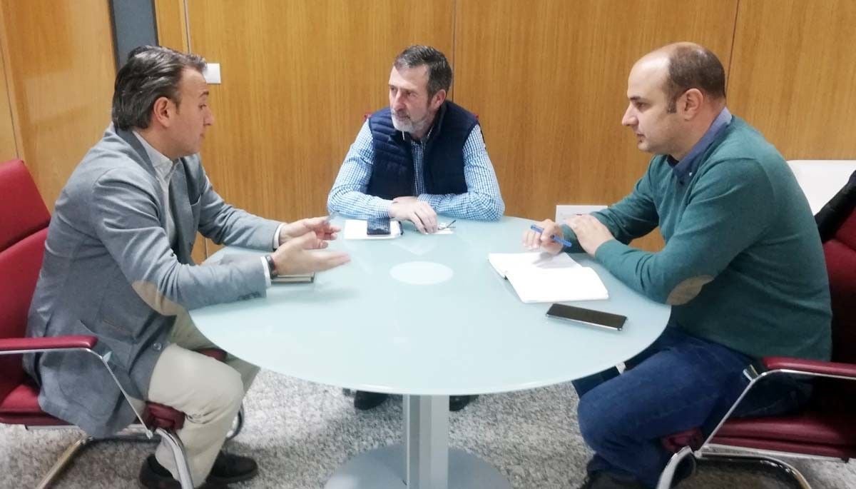 Reunión del alcalde de Barro con responsables de Unión Fenosa