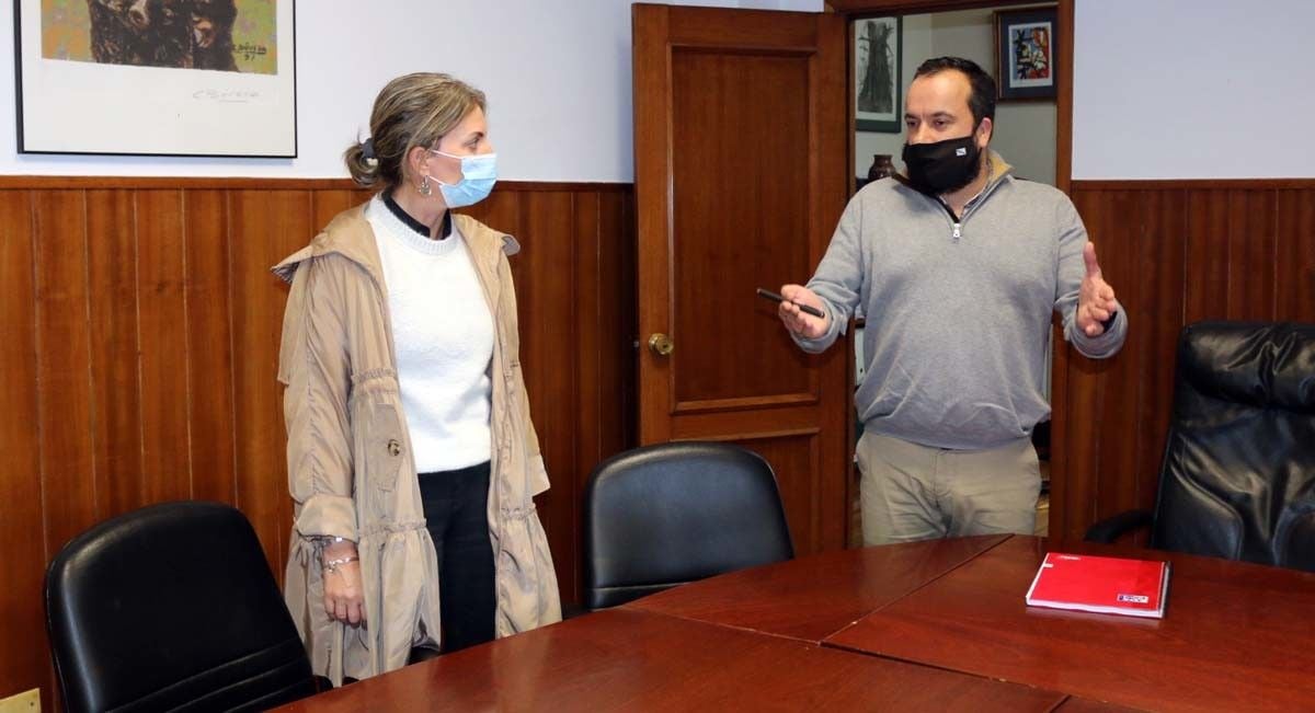 Reunión entre Luisa Piñeiro y César Poza, alcalde de Vilaboa