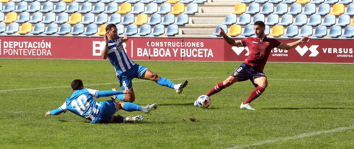 Adrián Cruz en el momento de marcar el 1-0 en el amistoso ante el Deportivo