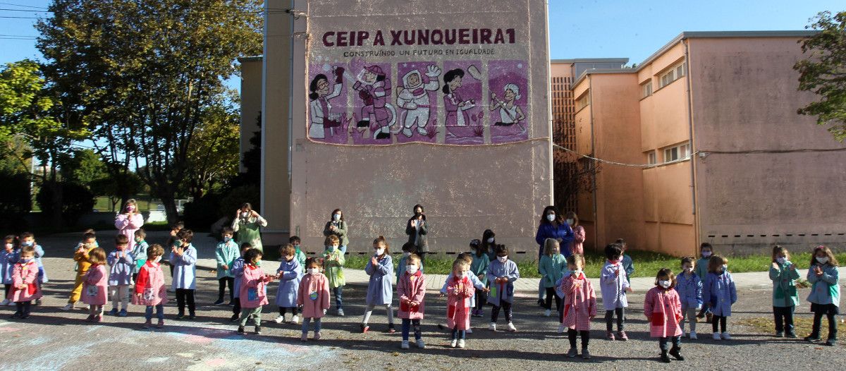 Presentación del mural 'Construíndo un futuro en igualdade' en el CEIP A Xunqueira 1