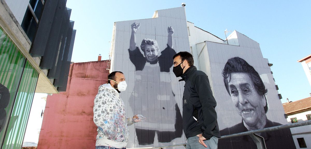 Yoseba Muruzúbal y Xaquín Moreda delante del mural de la Señora Lola