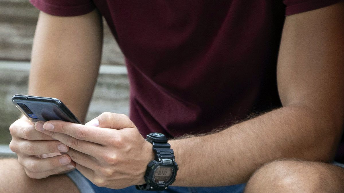 Un joven con un teléfono móvil