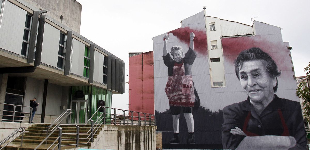 Mural de la Señora Lola en las inmediaciones de Pasarón