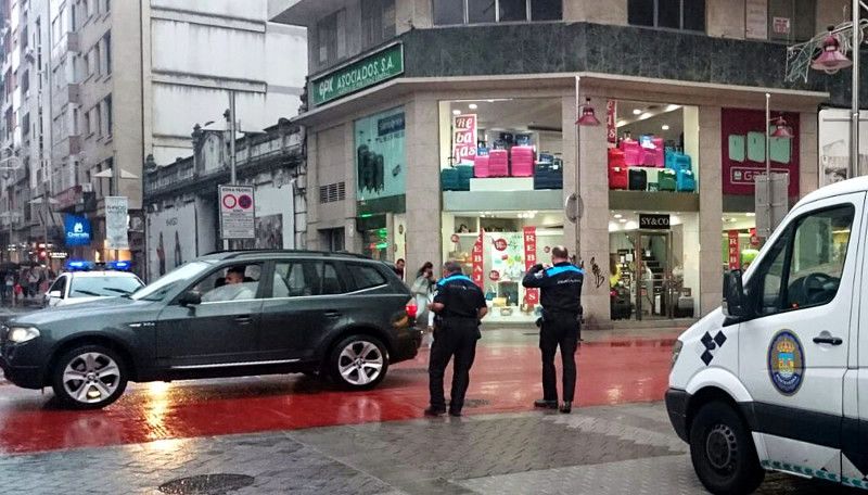 Policía Local sobre el pavimento rojo en Daniel de la Sota