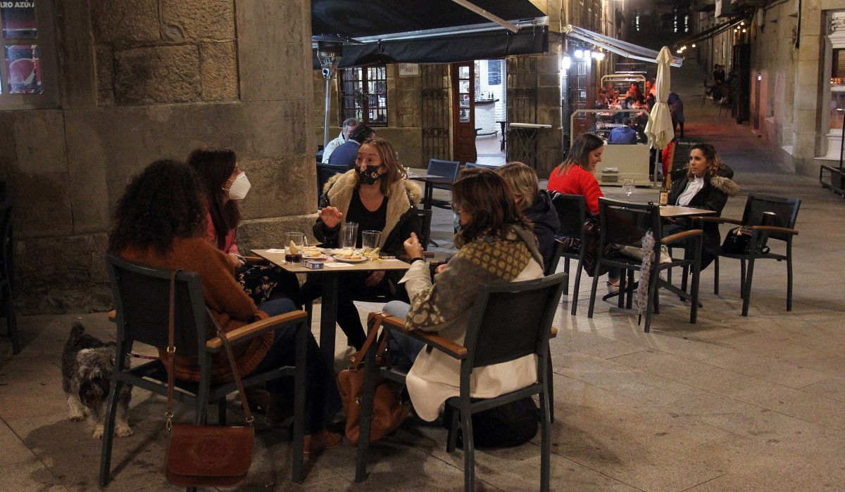 Terraza en un local de hostelería de Pontevedra en horario nocturno