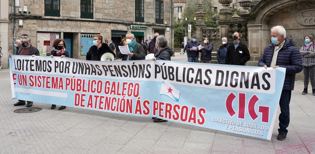 Concentración de pensionistas convocada por la CIG en la Plaza da Peregrina