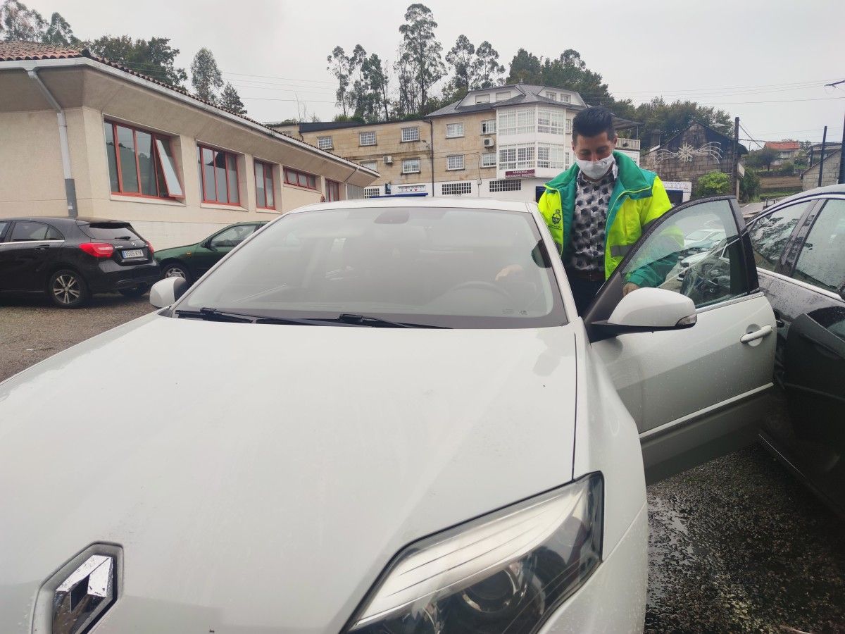 El alcalde Andrés Díaz cogiendo el coche para hacer los recados de los vecinos