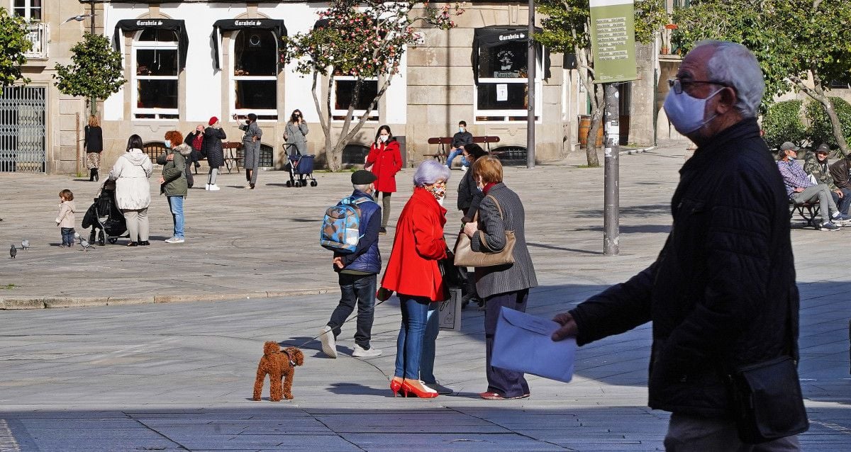 Gente paseando con mascarillas por Pontevedra