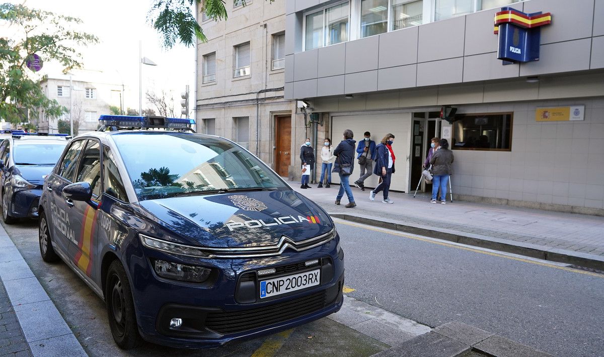 Patrulla da Policía Nacional diante da Comisaría 