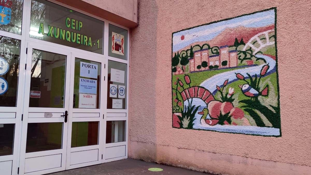 Mural del programa "O teu cole na historia" en el CEIP A Xunqueira I