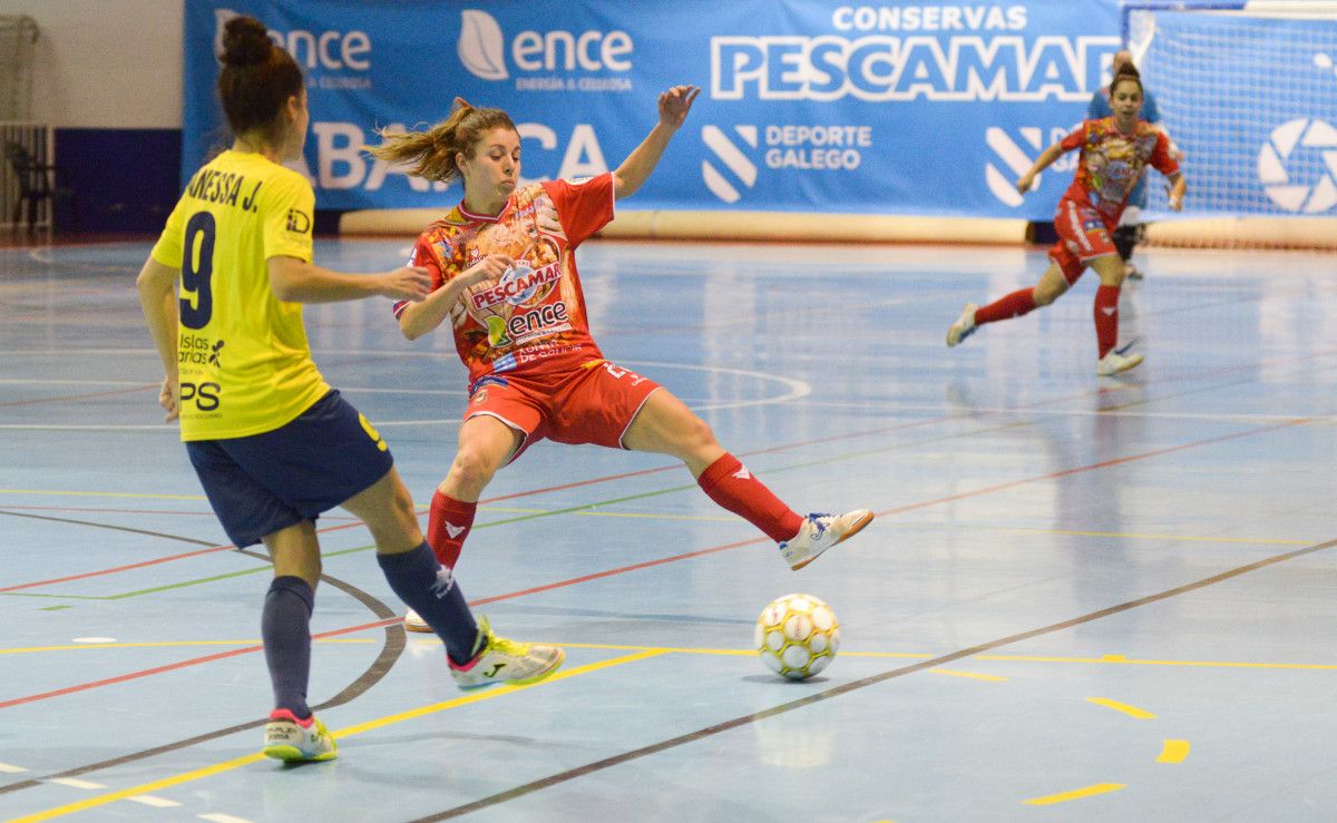 Partido de Primera División de fútbol sala femenino entre el Poio Pescamar y Gran Canaria en A Seca