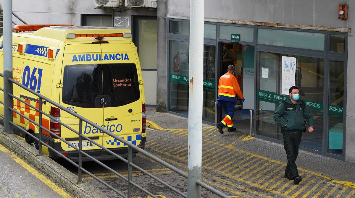 Ambulancia delante del servicio de Urgencias de Montecelo