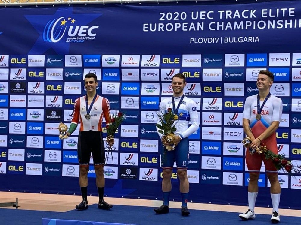 El corredor portugués del Froiz, Iuri Leitao, en el segundo peldaño del podio del campeonato de Europa de ciclismo en pista