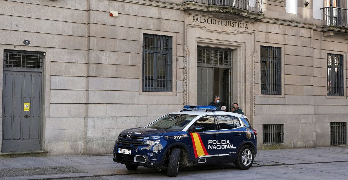 Vehículo de la Policía Nacional delante de la Audiencia Provincial de Pontevedra