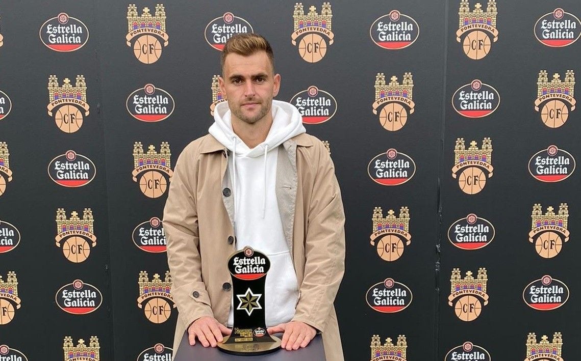 Álex González recibe el premio al mellor jugador del Pontevedra del mes de octubre