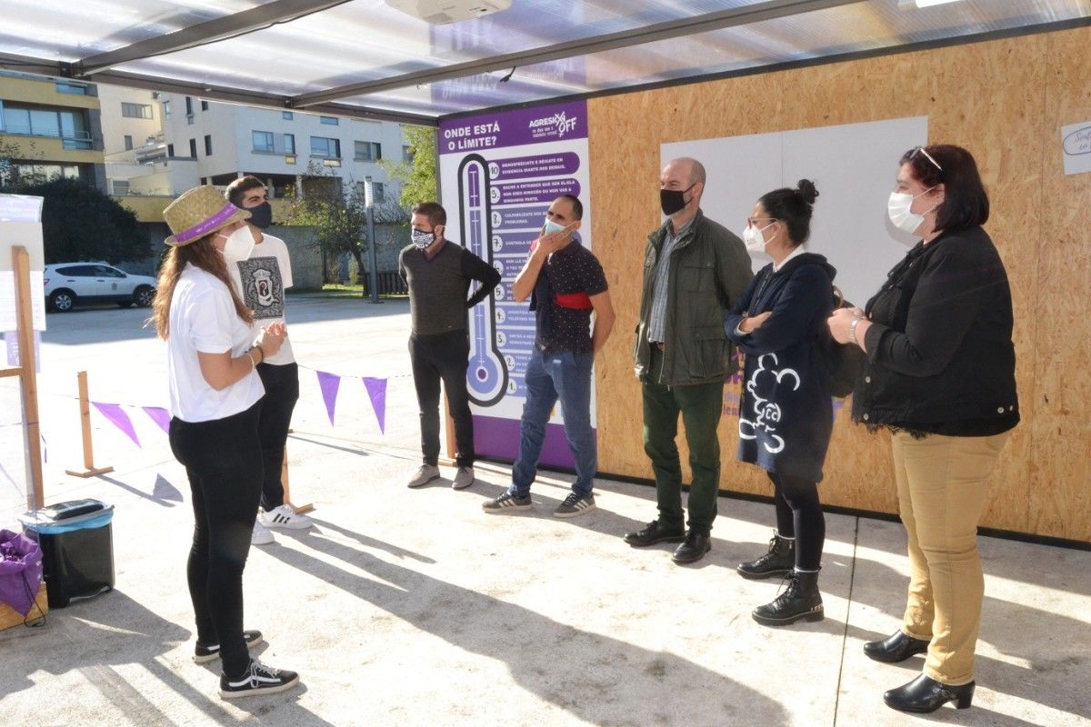 Stand de 'Agresión Off 2020' en la plaza Massó de Bueu