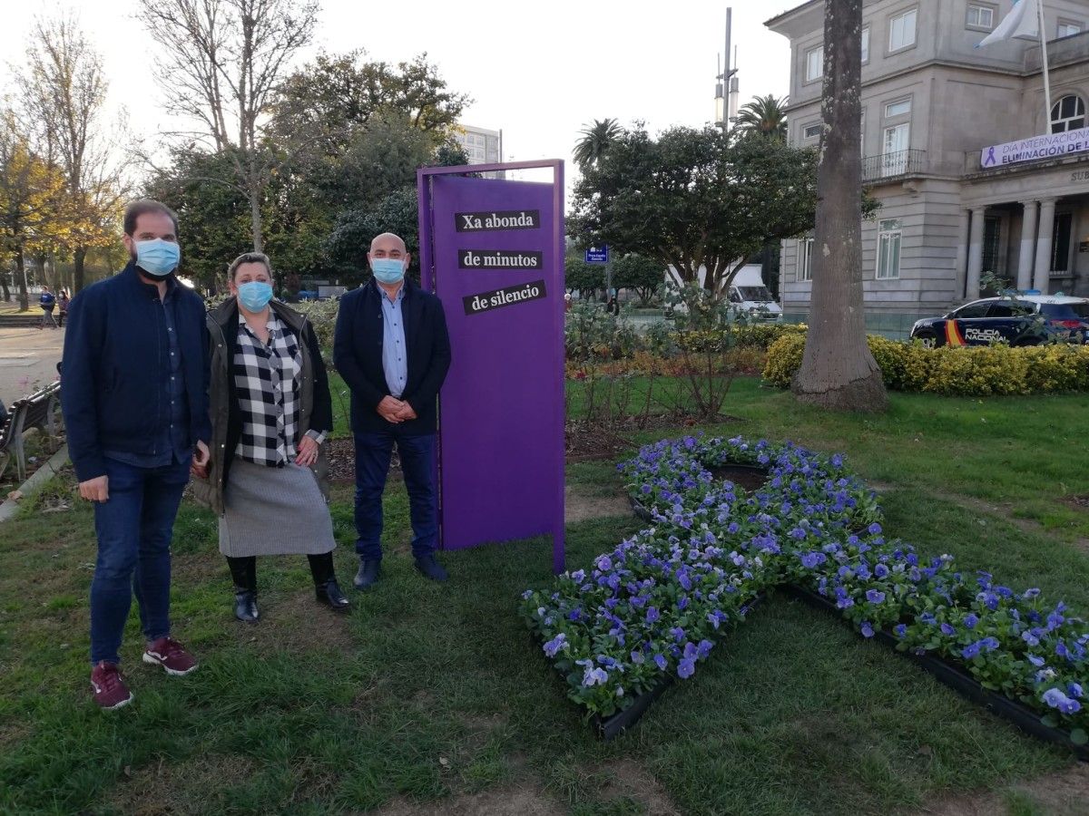 Yoya Blanco, Tino Fernández e Iván Puentes visitan el jardín de la Praza de España con motivo del 25N