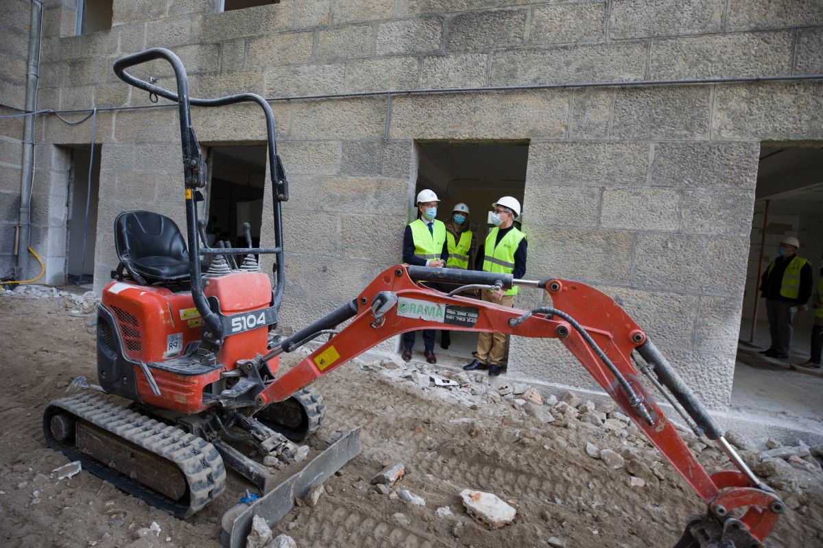 Feijóo visita las obras del albergue de Cáritas