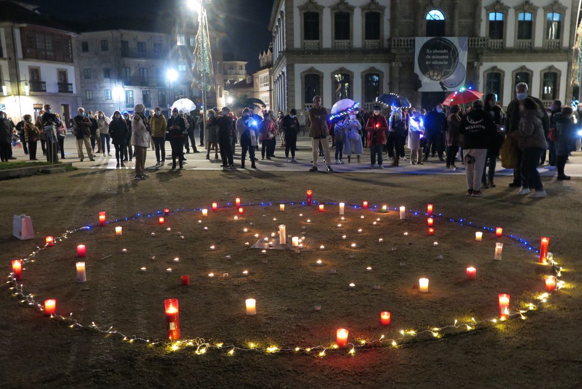 Concentración en la Plaza de España de personal sanitario del Área de Pontevedra - Salnés