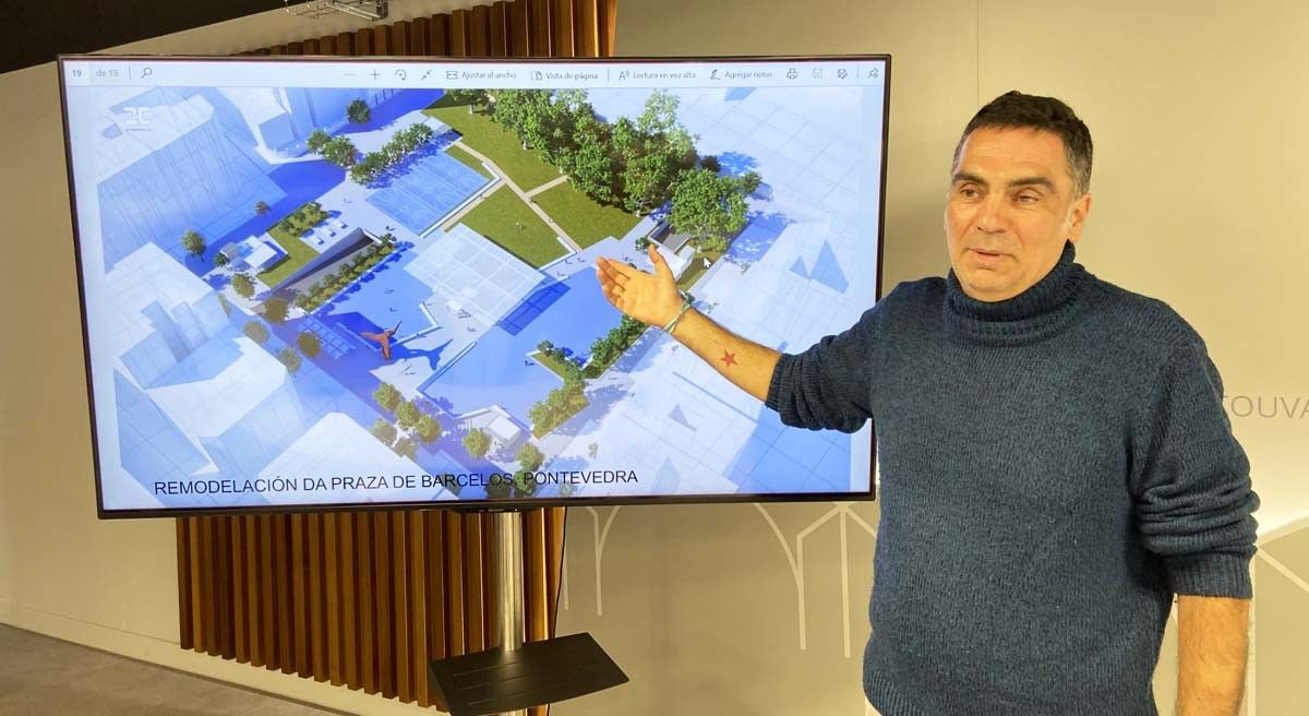 Demetrio Gómez mostrando la propuesta para el rediseño de la Plaza de Barcelos