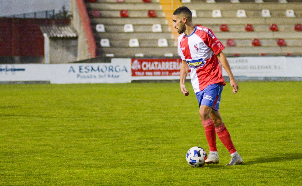 Róber, en un partido entre Arosa y Atios en A Lomba