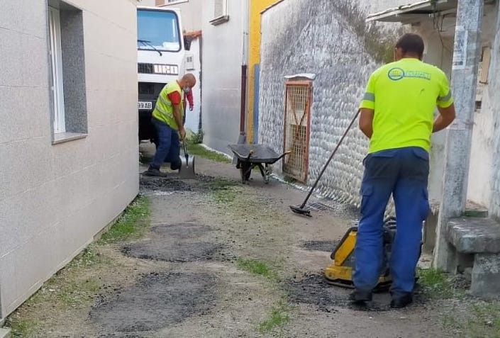 Trabajos de bacheo en Lourizán