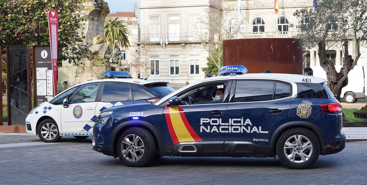 Vehículos de la Policía Nacional y de la Local de Pontevedra