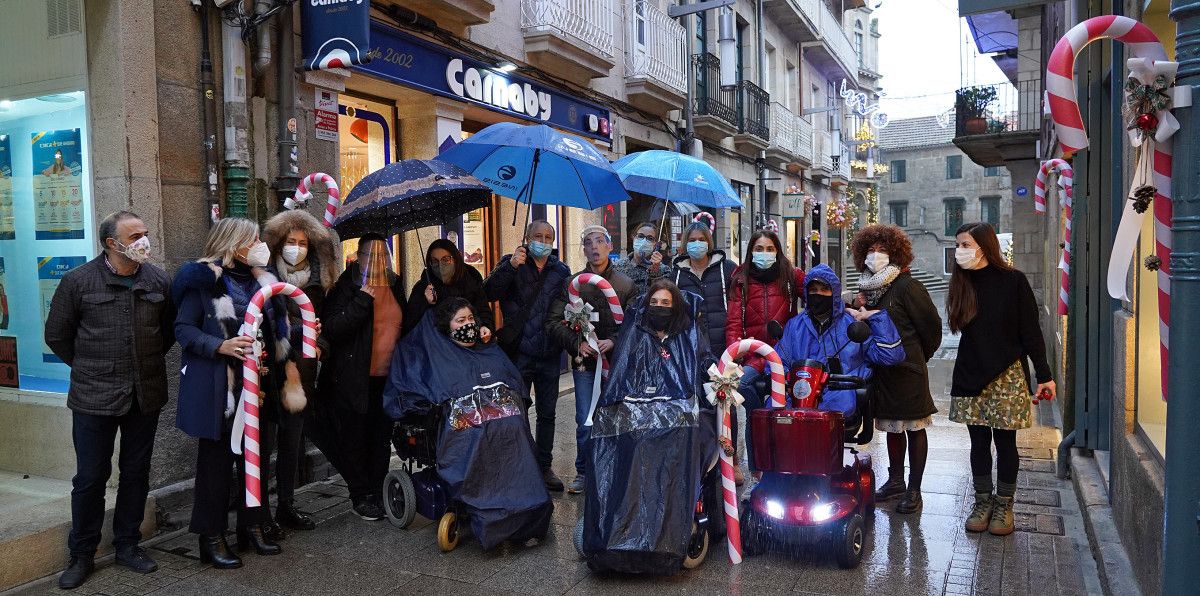 Colocación de bastones de Navidad de la Asociación Amencer en la calle Manuel Quiroga