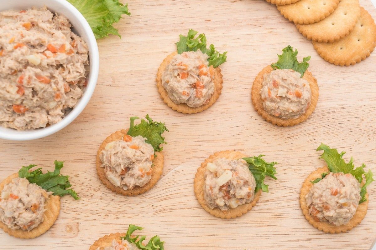 Galletas saladas con ensalada de atún