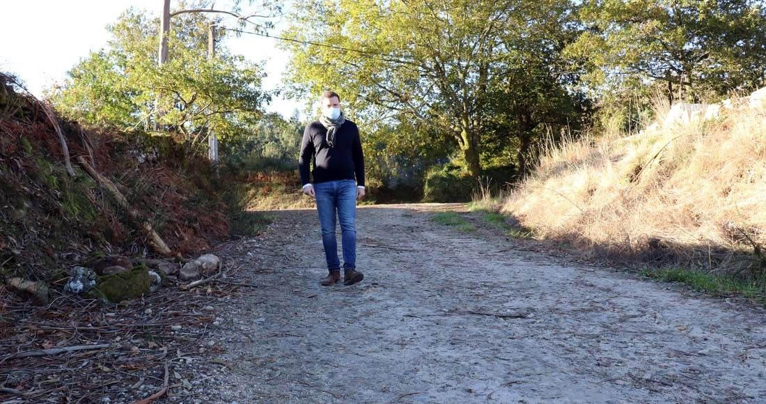 El alcalde, Jorge Cubela, en la pista entre Viascón y Parada de Tenorio