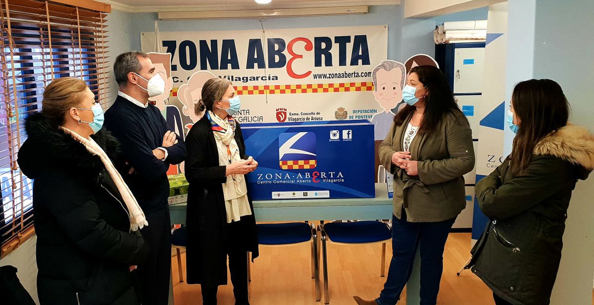 Luisa Piñeiro visita el Centro Comercial Zona Aberta de Vilagarcía