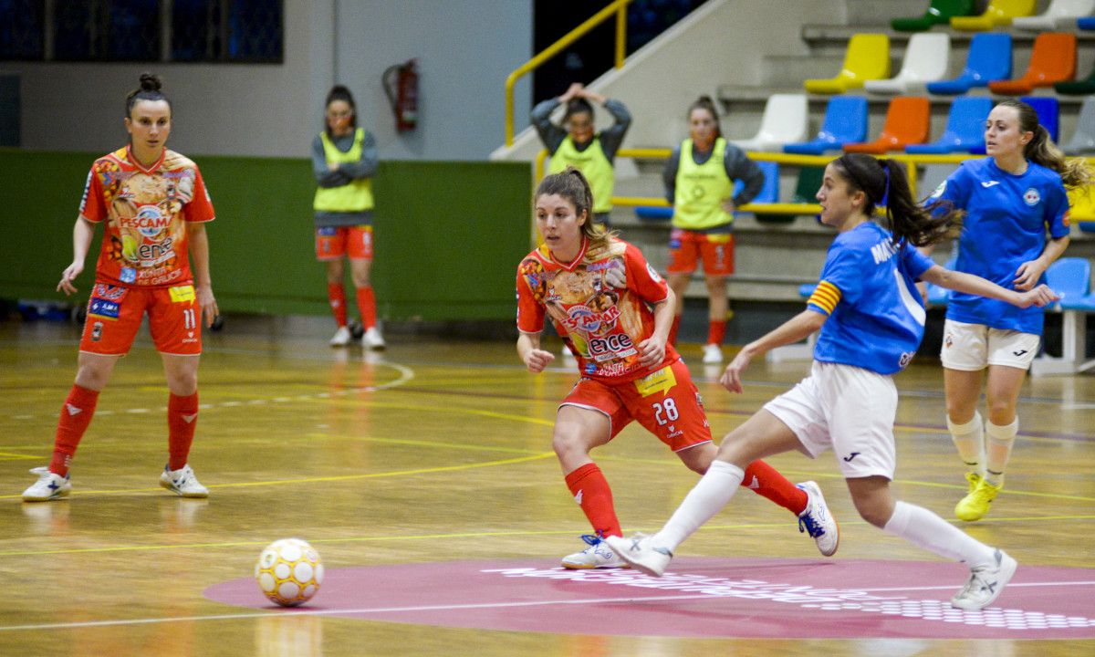 Partido de Primera División de fútbol sala femenino entre el Poio Pescamar y el Penya Esplugués en el Príncipe Felipe