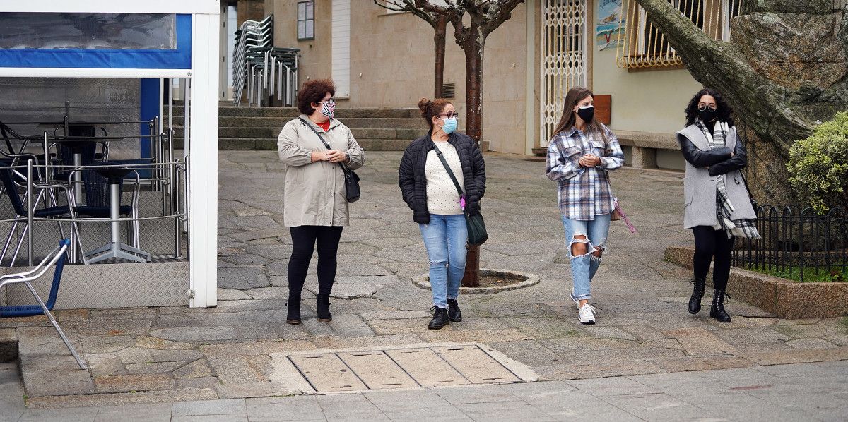 Gente paseando por la calle con mascarilla