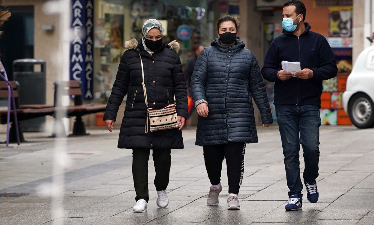 Gente paseando por la calle con mascarilla