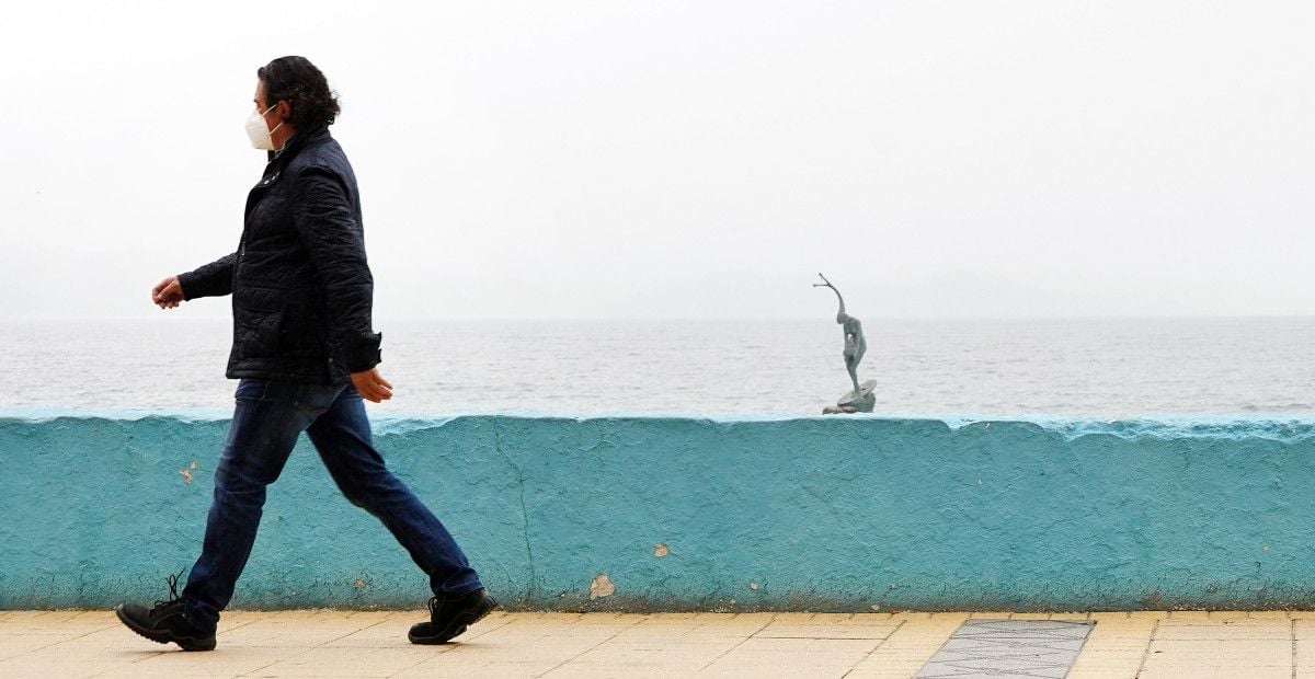 Persona con mascarilla paseando por Sanxenxo